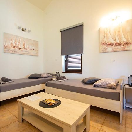 Apartments Ela Novalja Bagian luar foto