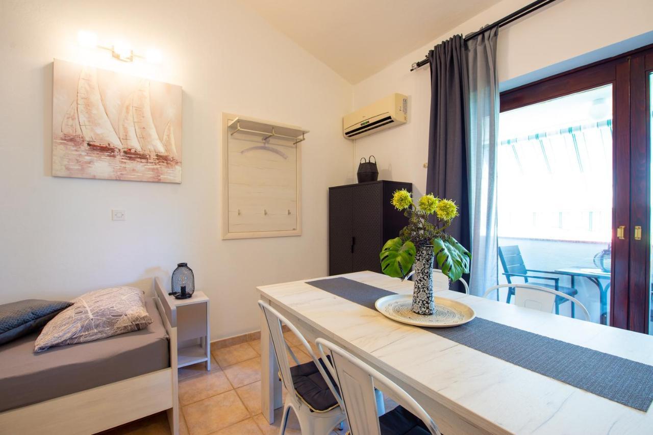 Apartments Ela Novalja Bagian luar foto