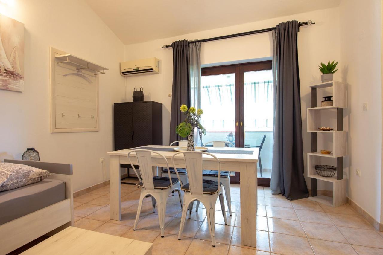 Apartments Ela Novalja Bagian luar foto
