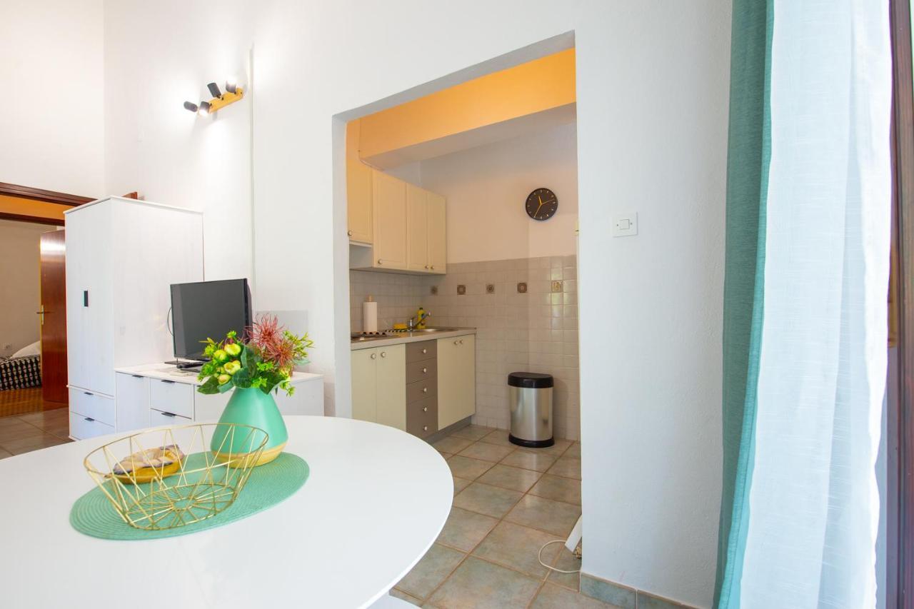 Apartments Ela Novalja Bagian luar foto