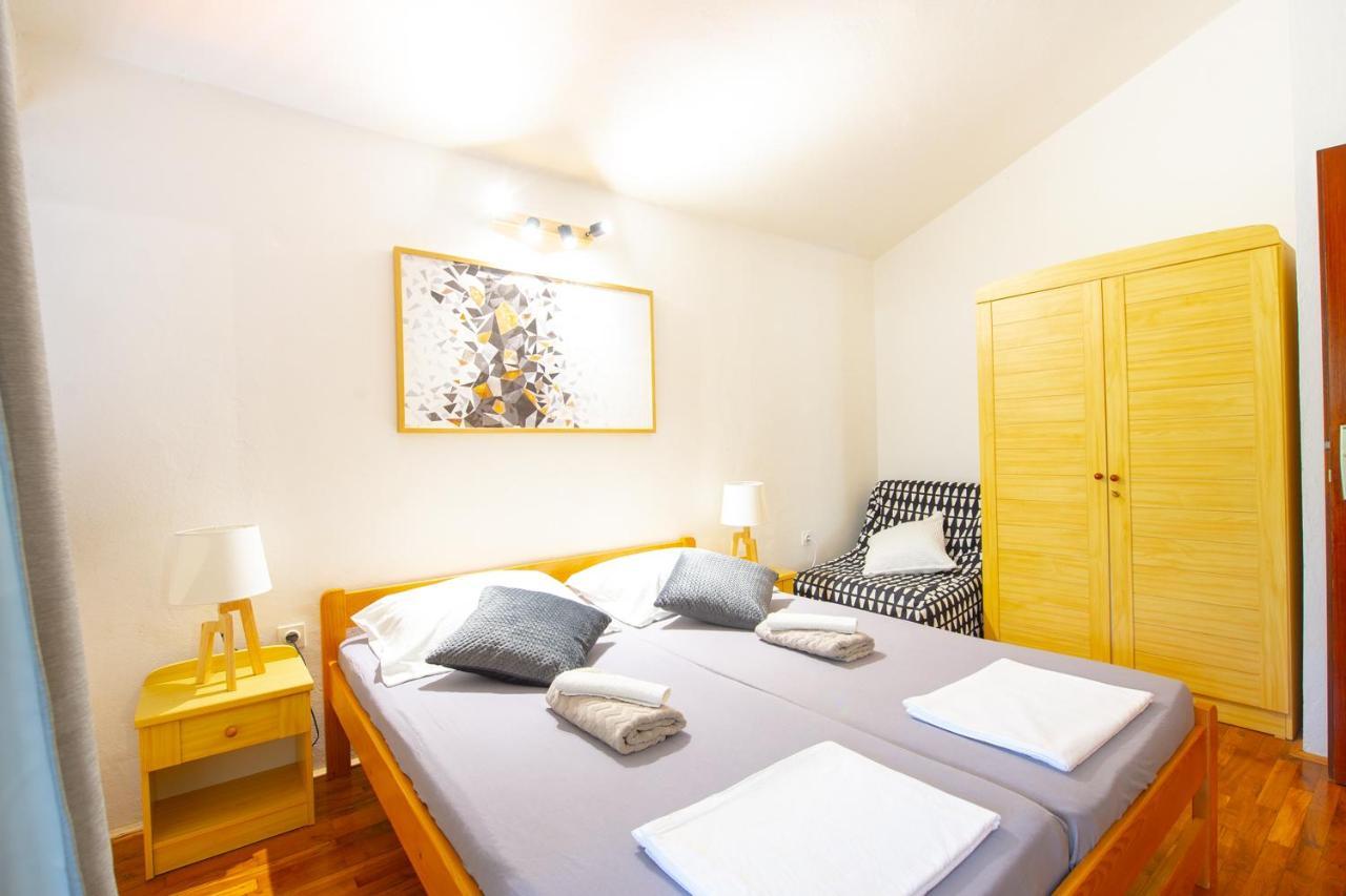 Apartments Ela Novalja Bagian luar foto