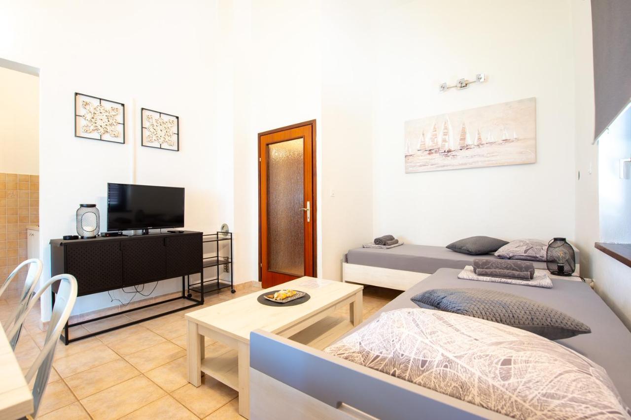 Apartments Ela Novalja Bagian luar foto